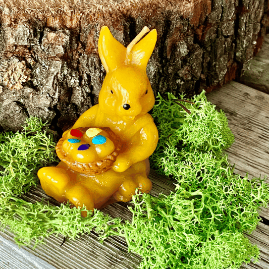 Zajko s vajíčkami v košíku