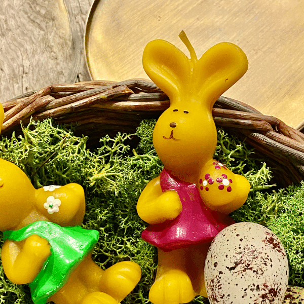 Zajko v sukni s vajíčkom